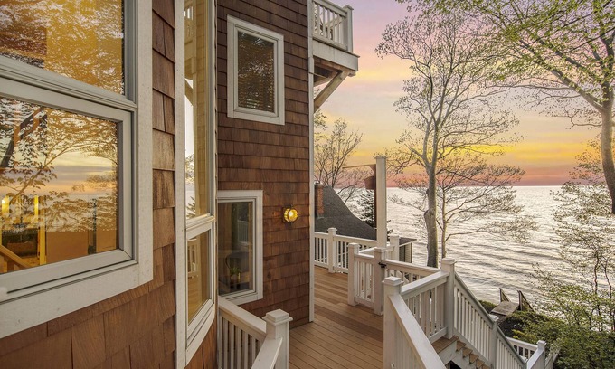 Douglas Cabaña | Spectacular Lake Michigan Views/Beach Access from Douglas Lakeshore Beach House