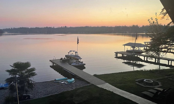 Lake Goodwin Casa | Spectacular lakefront - sand beach, dock and hottub