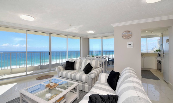 Main Beach Casa | Spectacular luxury beachfront apartment