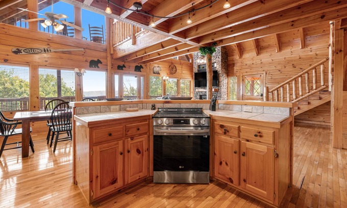 Gatlinburg - Pigeon Forge Cabina | Spectacular mountain views with furnished decks & newly refurbished living space