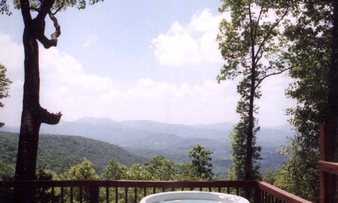 Fairview Casa | Espectaculares vistas a la montaña, cerca de Asheville, terrazas grandes, bañera de hidromasaje, WiFi