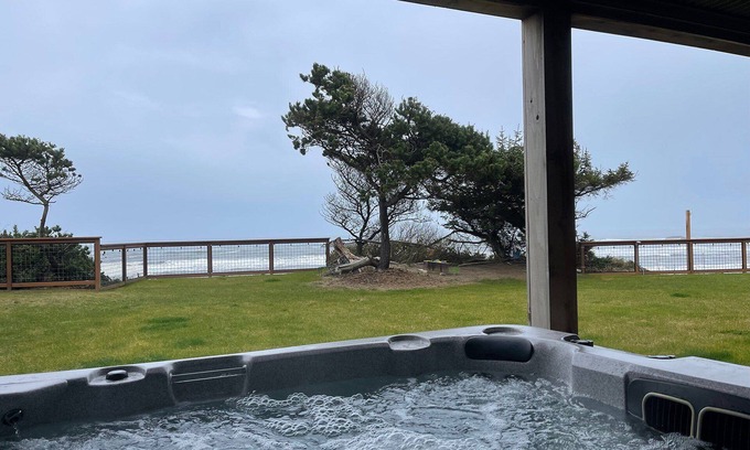 Seal Rock Casa | Spectacular Ocean Front Home - 30+ Night Stays! Hot Tub, Dog Friendly!