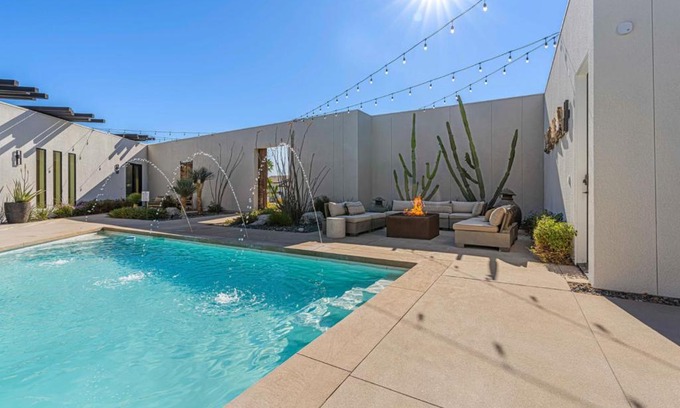 Racquet Club West Casa | Spectacular Resort-Style Oasis by Rather Be Properties