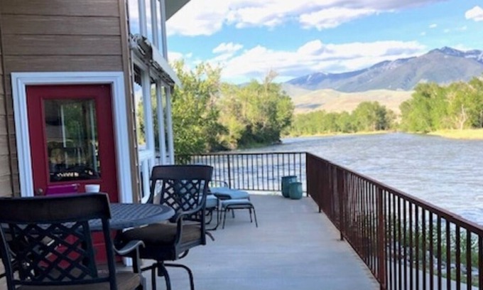 Carmen Casa | Spectacular Riverfront home- "The River's Edge"