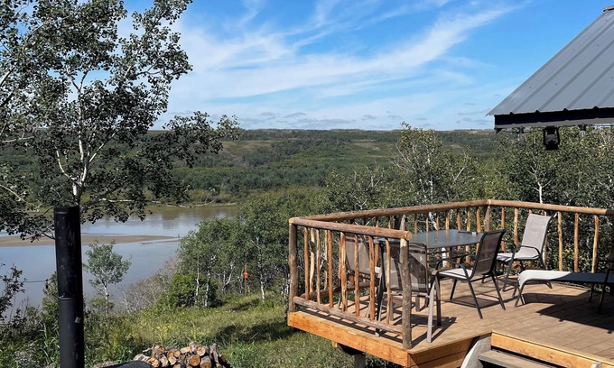 Hepburn Cabina | Spectacular Rustic & Cozy Cabin, (built for 2) running water, toilet and shower!