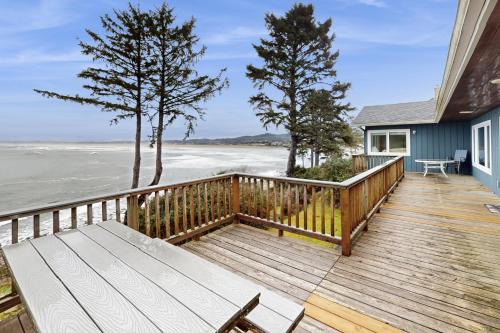 Seaside Casa | Spectacular Seaside Surf-View Home