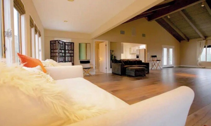 Calabasas Casa | Spectacular Spacious Studio and Master Suite