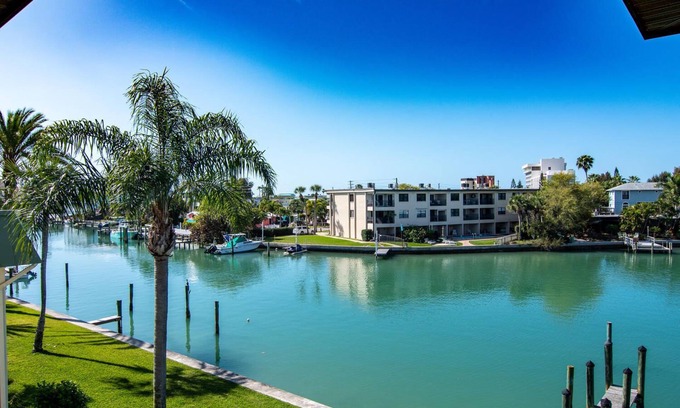 Capri Isle Condominio | Spectacular View 2/2 condo in a quiet neighborhood and close to beach