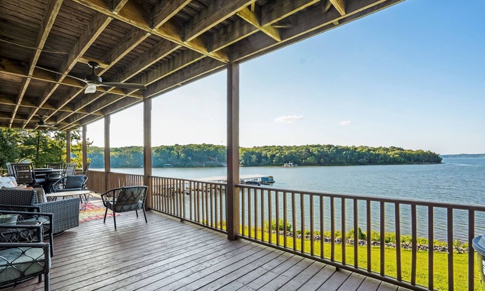 Almo Condominio | Spectacular Views from this 2 Bedroom, 2 Bath Lakefront Condo 4a, full covered deck
