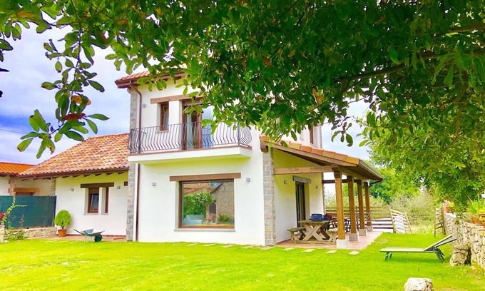 Villahormes Casa | Espectaculares vistas del mar y la montaña: a 10 min paseo playa de Gulpiyuri
