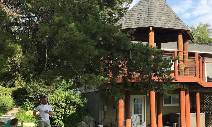 Manson Casa | Spectacular Views on 4 Acre Family Oasis Among Vineyards and Orchards