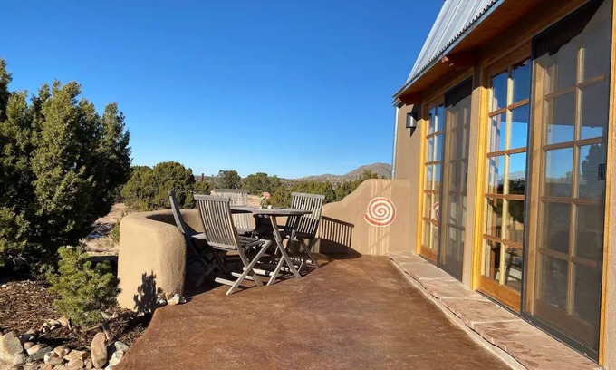 Canoncito Casa | Spectacular Views - Artist Barn on the Turquoise Trail