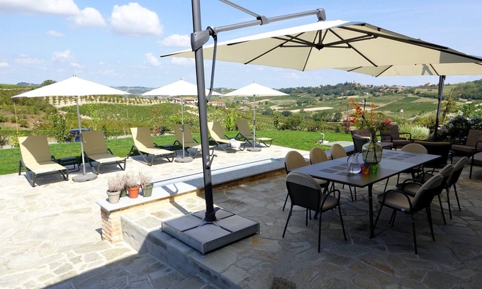 Costigliole d'Asti Otro | Spectacular villa with private pool and views on the vineyards and the alps