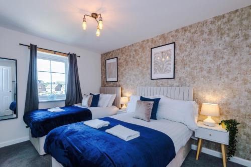 Speke Casa | Speke - Walk 2 JLR Halewood Airport - 5 Beds, Driveway fits 2 - 3 Bedrooms 3 WC-Speke Boulevard-South Liverpool-Sleeps 9 - Fully Equipped- Docks- Waterfront Bank Arena Liverpool by Arz Stays