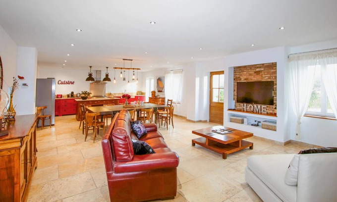 Donzere Casa | Spend a relaxing vacation in this vacation home in a rural location.