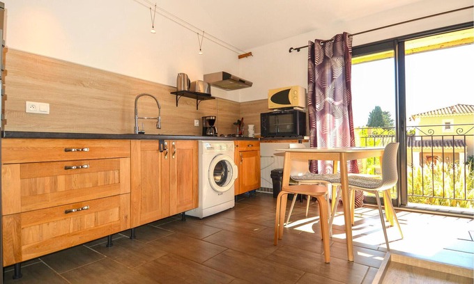 Saint-Martin-de-Crau Apartamento | Spend a vacation close to nature in this inviting vacation apartment.
