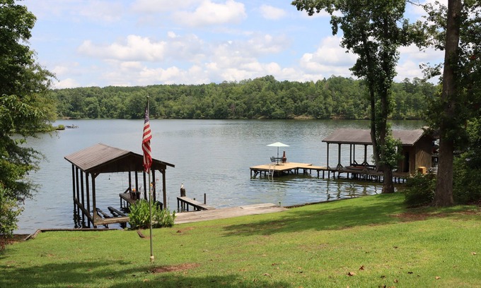 Eatonton Casa | Spend Lake Daze at Lake Sinclair retreat w/ renovated basement and private dock!