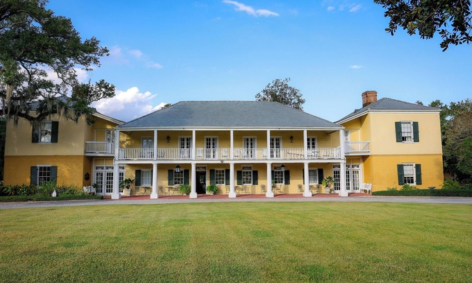 Destrehan Cama Y Desayuno | Spend the night in one of the South's oldest historic homes!