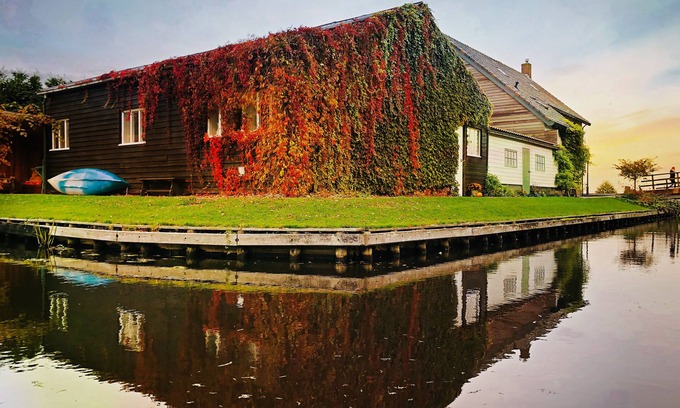 Zuideinde Casa | Spend the night in the heart of Giethoorn on the village canal