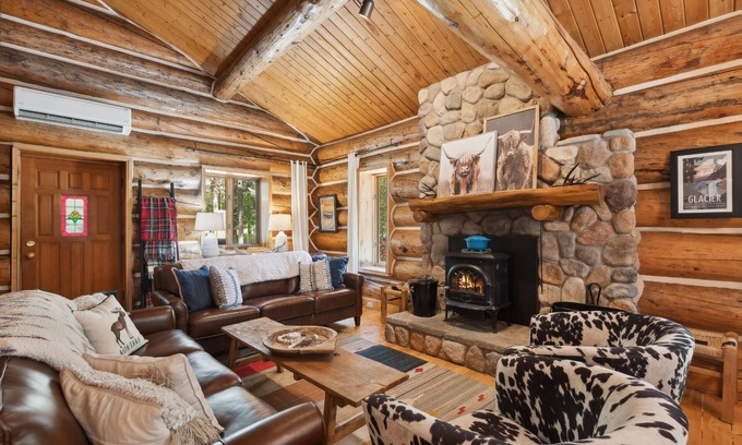Columbia Falls Chalet De Esquí | Spend Summer with Us! Beautiful Montana Log Cabin Home with Stunning Forested Views!