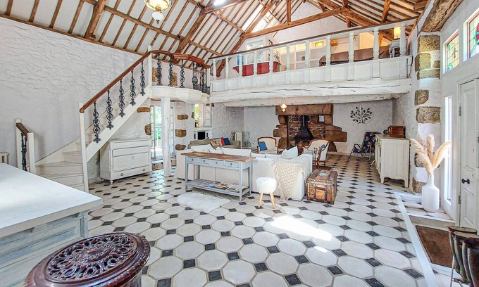 Bazouges-la-Perouse Casa | Spend your vacation in this inviting vacation home in a wonderful location.