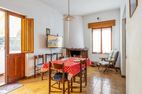 Buggerru Apartamento | Spiaggia di Buggerru-Roomy Apartment with Balcony!