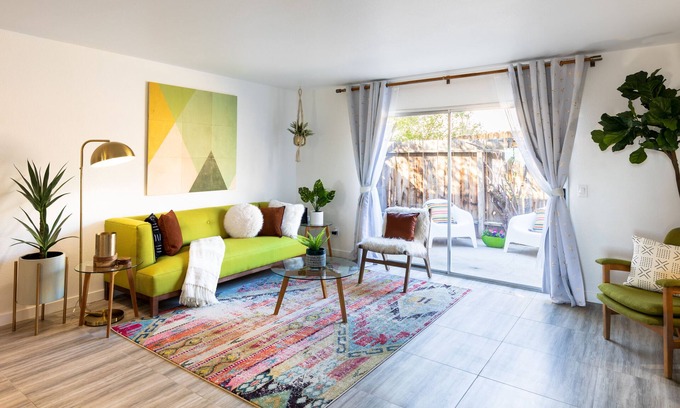 Desert Hot Springs Apartamento | Spin Some Vinyl at a Lush Green Retreat with Two Bedrooms
