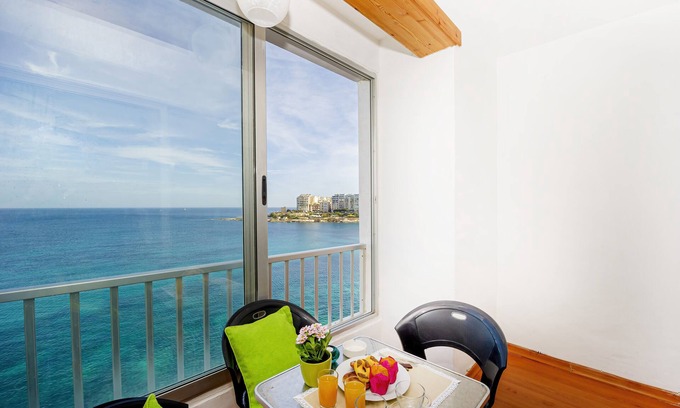 St. Julian's Apartamento | Spinola Bay Apartment by Getaways Malta