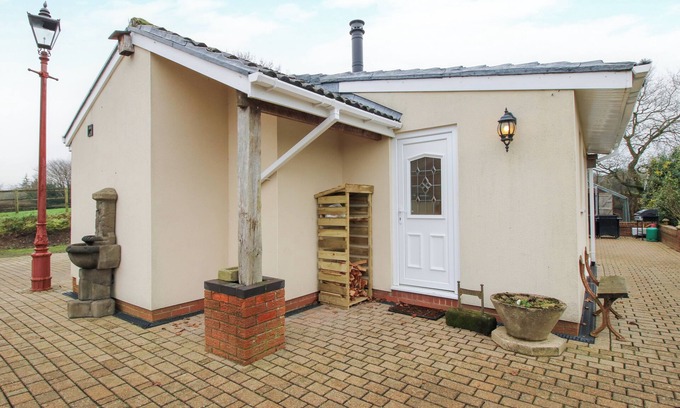 Sugnall Cabaña | SPITFIRE LODGE, pet friendly in Loggerheads, Staffordshire