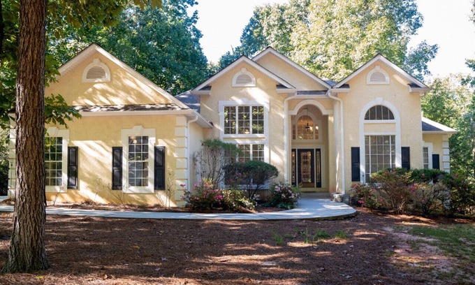 Jonesboro Casa | Spivey Manor · Sink into the Luxe Corner Tub at an Upscale, Spacious Home