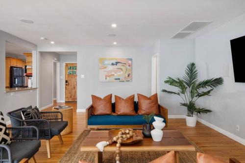 South of Conant Casa | Splash Haven-Heated Pool-Huge Living Area-Sleeps 8