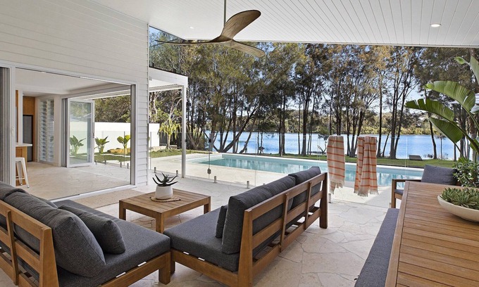 Wamberal Casa | SPLASH - LAKEFRONT WITH POOL