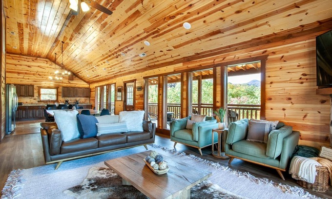 Chalet Village North Cabina | Splash Of Gatlinburg 6 Bedroom Cabin by RedAwning