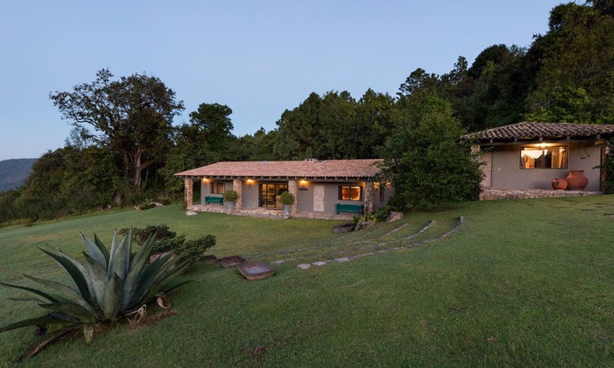 Valle de Bravo Cabaña | Espléndida y elegante casa de campo en medio de un bosque