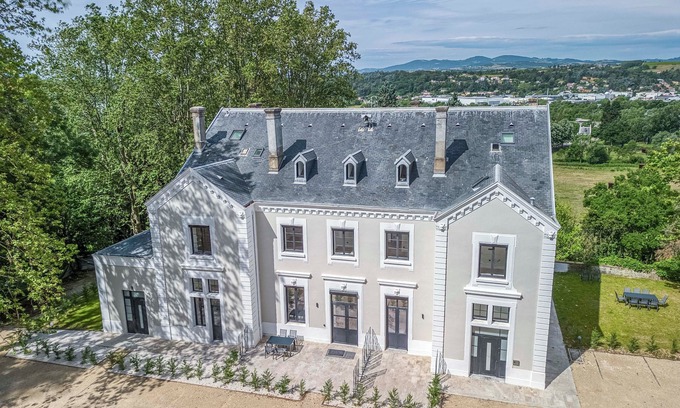 Vourles Otro | Splendid Castle inside an Impressive Estate only15min from Lyon