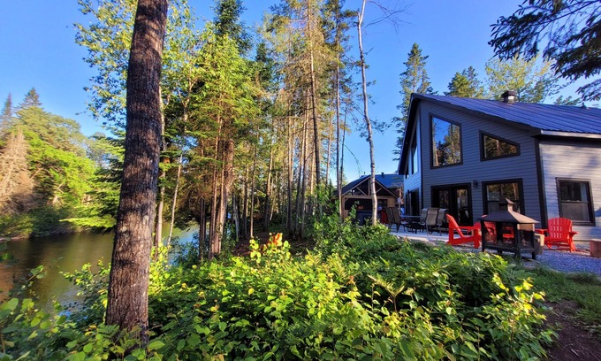 Mauricie Chalet De Esquí | Magnificent Chalet on the banks of the Mékinac & SPA & Foyer