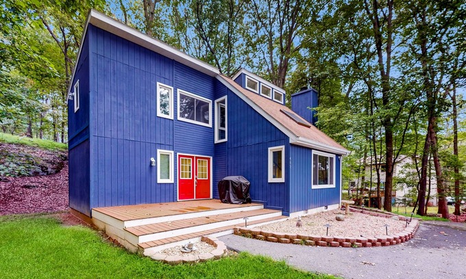 East Stroudsburg Casa | Splendid dog-friendly home with deck, W/D, free WIFI & gas grill