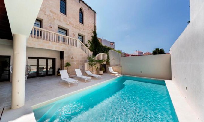 Mahón Villa | Espléndida antigua capilla con piscina y jacuzzi