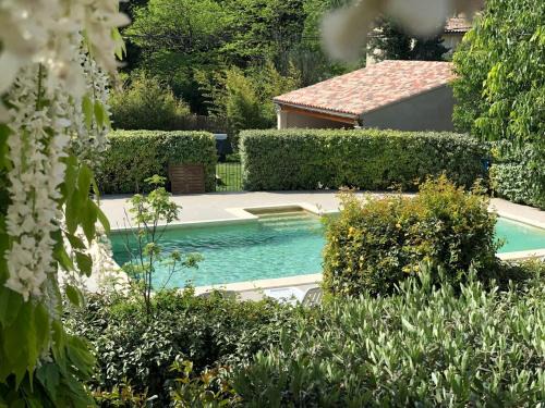 Aubignan Villa | Splendid Provençal Villa with Pool and View