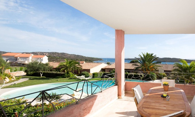 Porto Pozzo Apartamento | Espléndido apartamento con vistas al mar (N ° 18)