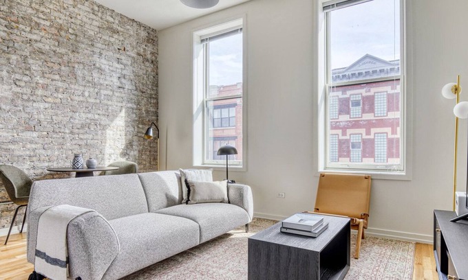 Wicker Park Apartamento | Splendid Wicker Park 1BR w/ W/D, 1 block to L, Six Corners, by Blueground