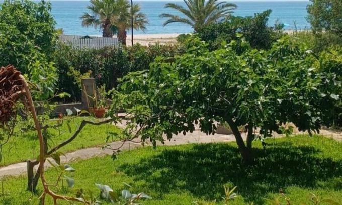 San Sostene Marina Apartamento | Splendida casa di fronte al mare con giardino