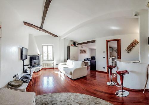 Carrara Apartamento | Splendida mansarda open space, finiture di lusso.
