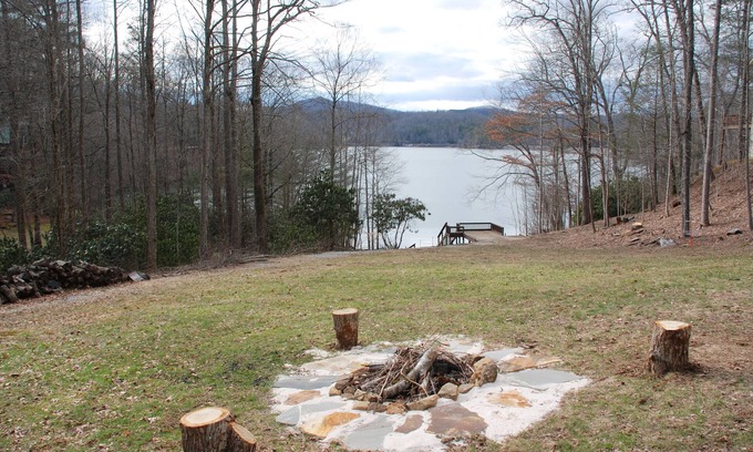Cullowhee Casa | Splendor Cove Retreat ... Frente al lago con muelle, patio enorme, juguetes del lago, arroyo con cascada