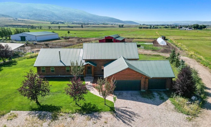 Kamas Cabina | Splendor Valley Farms · Huge Log Cabin w/ King Bed, Bunk Beds, & Game Room