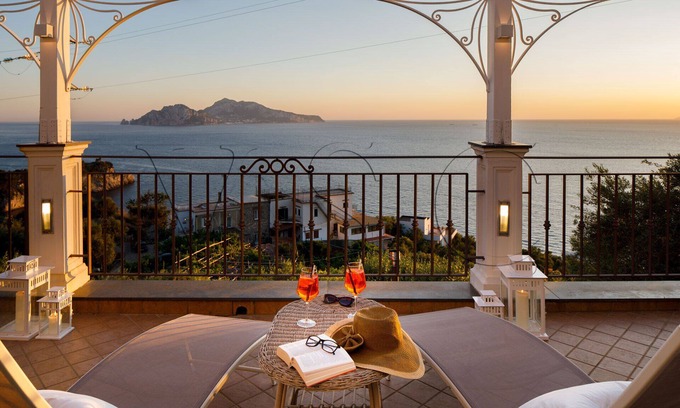 Massa Lubrense Villa | SPLENDORE SU CAPRI - villa con piscina en la península de Sorrento con vistas a Capri