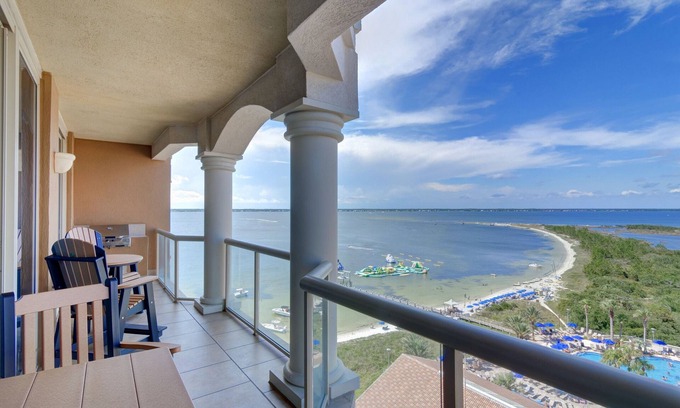 Pensacola Beach Condominio | "Spoiled Rotten" - Capacidad para 7 - TV de 65 "con PS3 - Sillas y sombrillas de playa - Renovat