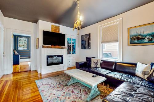 Salem Apartamento | Spooky Chic Home