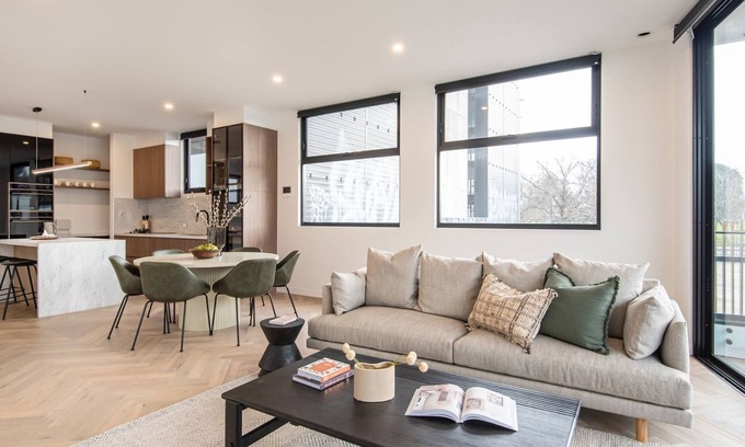 Richmond Apartamento | Sport Precinct Luxury Style over four levels