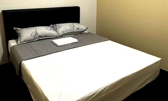 Kuching Hotel | SPOT ON 90777 Aiman Room